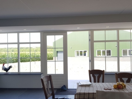 Ook deze woonkeuken met openslaande deuren mochten wij voorzien van nieuwe raamdecoratie